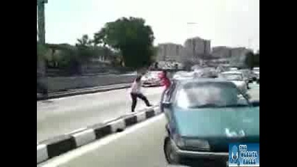 Супер тъпи китайци се бият на магистрала! - смях 