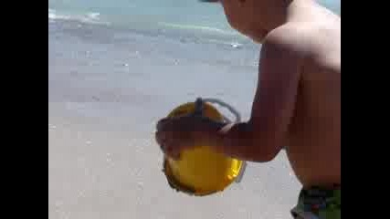 Дете Си Играе На Морето