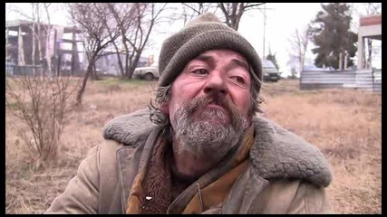 Мъж живее в канал до блок в Бургас