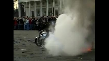 Лудак върти със запалена гума!!!
