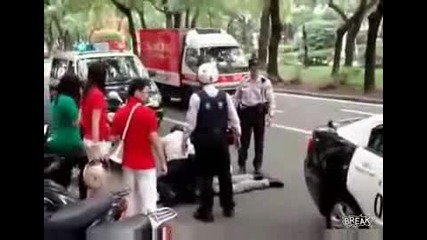 Полицейска кола минава през крака на пострадал