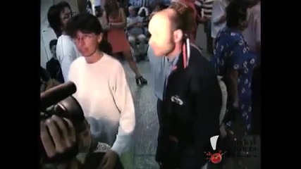 Смях ! Папараци посрещат хора от самолет ! Скрита камера !