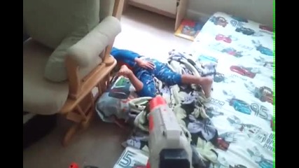 Кофти начин баща ти да те събуди !