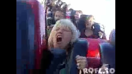 Жена полудява на влакче на ужасите
