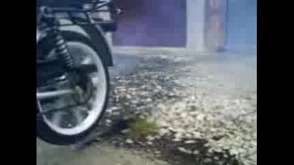 Малко пилене на гума на моторче 