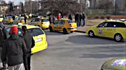 Таксиджии съдят общината, минималната дневна тарифа остава 65 стотинки за километър