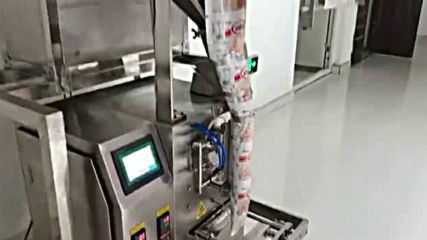 Вертикална пакетираща машина за гранули с 4 глави.