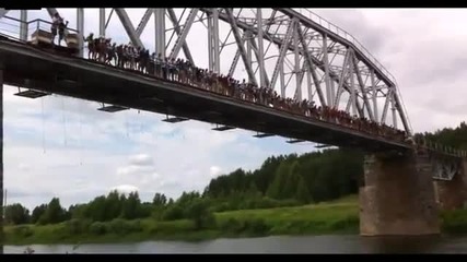 135 човека скачат едновремено с бънджи в Русия