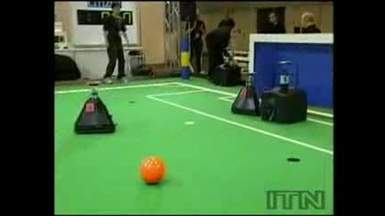 Роботи играят Soccer