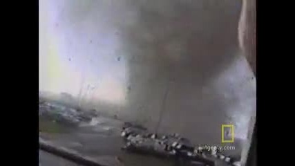 Торнадо разкъсва посредством база на военновъздушните сили