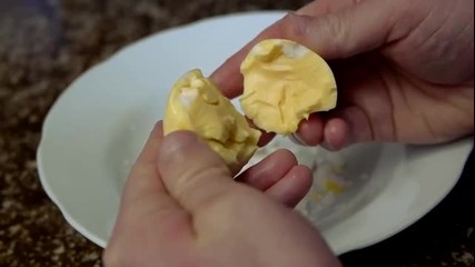 Как да разбъркаме яйце вътре в черупката