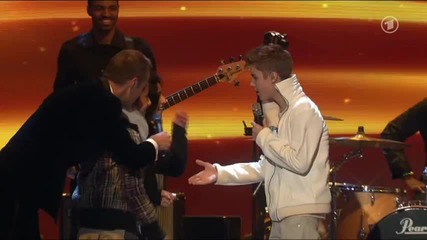 *изумително изпълнение* Justin Bieber - Mistletoe Live at Bambi Awards 2011