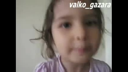 Момиченце прави beatbox
