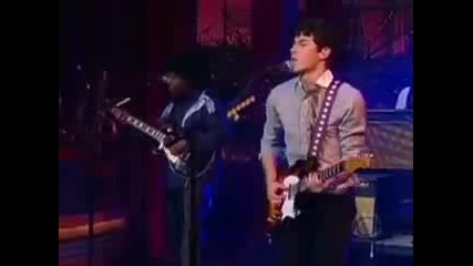 Nick Jonas & The Administration - Rose Garden (на живо в шоуто на Дейвид Летърмен) 