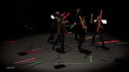 Момчетата свирят Бах по необичаен начин с пластмасови тръби