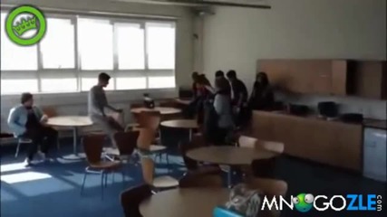Ученик се пребива докато играе на Gangnam Style *смях*