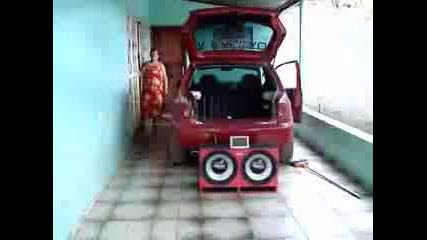 луда музика в кола