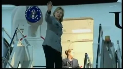 Хилари Клинтан пада брутално..в самолет! (смях) 