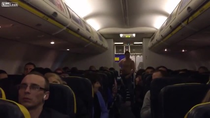 Пътници усмиряват пиян "рамбо" в самолет