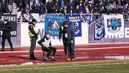 От щаба на Левски се скараха на момче, гонещо топките