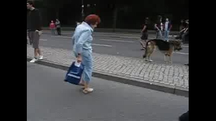Бабка танцува на хаус (party)
