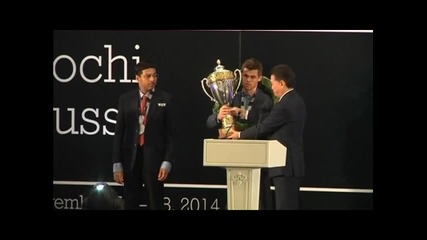 Магнус Карлсен получава златния медал и титлата си