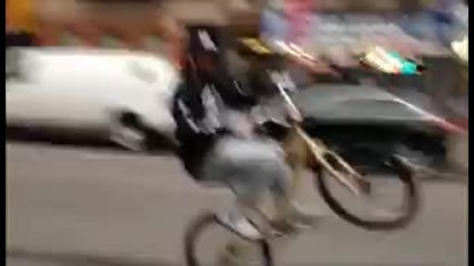 Вижте как тези момчета карат колело из града!