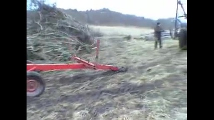 Ето как се изкарва трактор от кал 