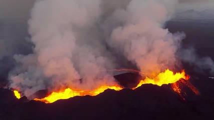 Въздушно заснемане на лавата от изригващ вулкан.