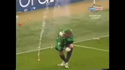 Пиратка оцелва футболист по време на мач!