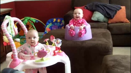 Тези две красиви бебета ще ви разсипят от Смях