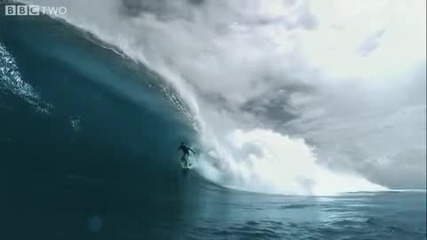 Сърфист в Тихия Океан 