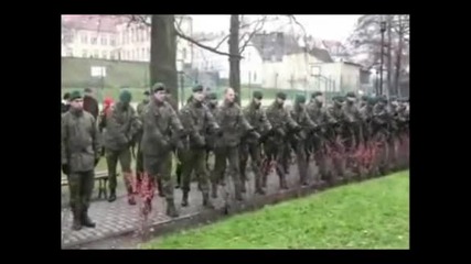 Video - soldier gets his hat shot off 