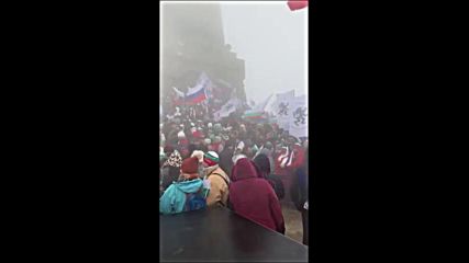 Освиркаха президента Румен Радев по време на речта му на връх Шипка