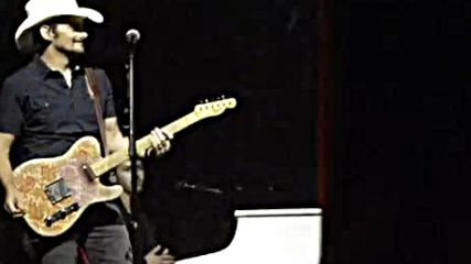 Деми,ник и Брад Пейсли изпълняват заедно Stone Cold в Нашвил снощи