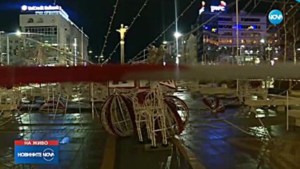Ураганният ватър събори коледната украса в София