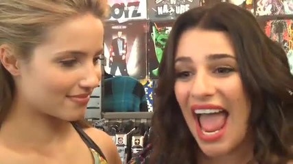 Dianna Agron Гледа Lea Michele Много Страстно По Време На Интервю
