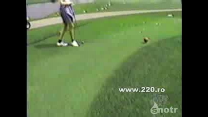 Перфектният голф удар - поваля гълаби ! 