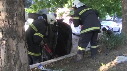 Пиян шофьор се обърна по таван след полицейска гонка в Русе