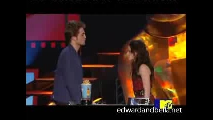 Robert & Kristen печелят награда за най - добра целувка!