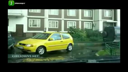 Смях ! ! ! Жена паркира жълто Vw Polo