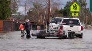 Наводнения превърнаха пътищата на Сакраменто в реки (ВИДЕО)