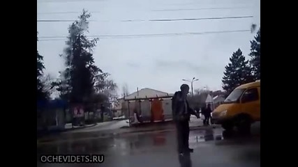 Пиян руснак танцува в средата на улицата, но...