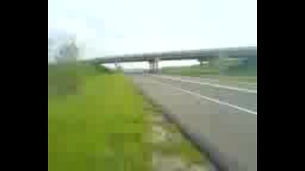 Полицай се опитва да спре Ferrari