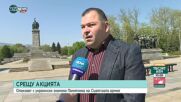 Опаковат Паметника на съветската армия със знамената на България и Украйна