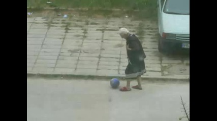 Баба футболистка