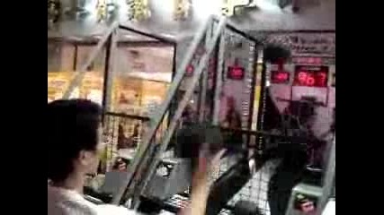 Японец хвърля баскетболни топки в коша - ракета 