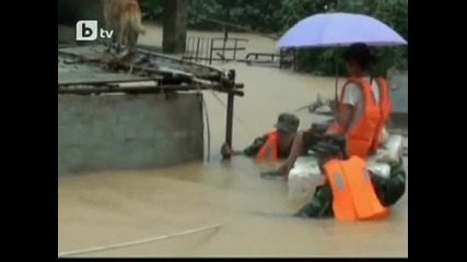 Китайско семейство се спаси от наводненията