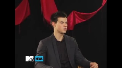 Taylor Lautner Says Its Weird Being The Only Shirtless One 