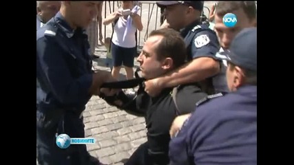 Полицай бият момче заради липсващи документи
